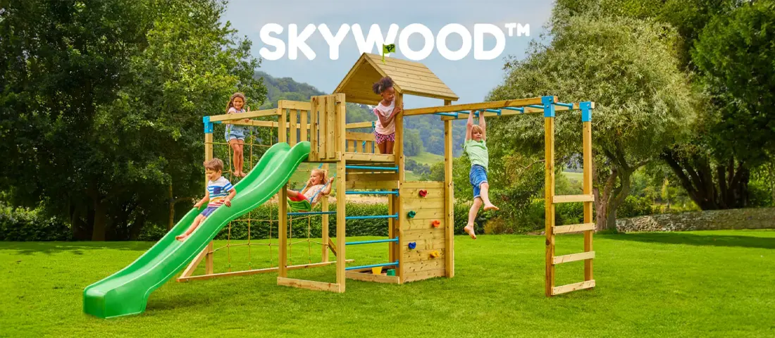 Plac zabaw z serii Skywood ustawiony w ogrodzie